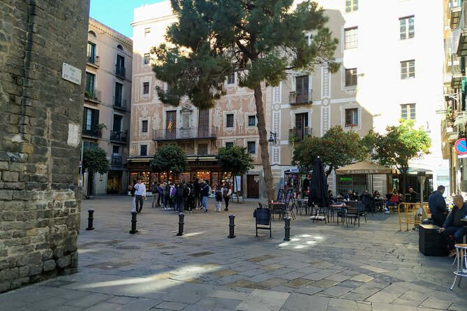 Barcelona Gothic Quarter Old Town Private Tour - Entering the Barri Gòtic: what you’ll actually see