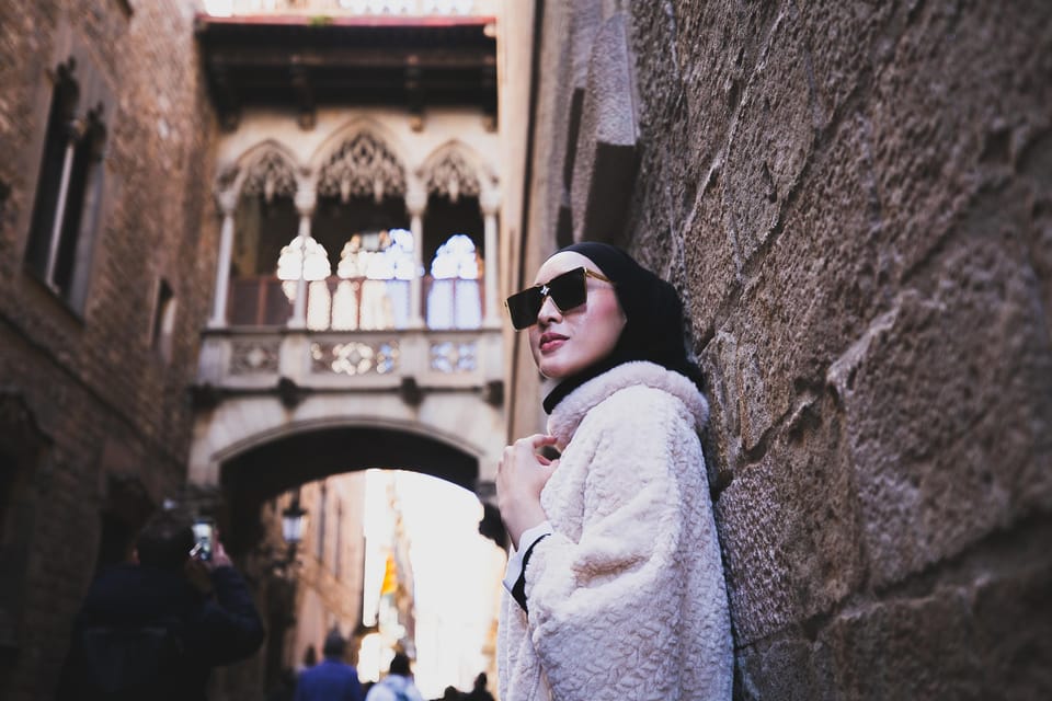 Barcelona: Gothic Quarter Private Photoshoot Experience - Who’s running the session, and what that means for you