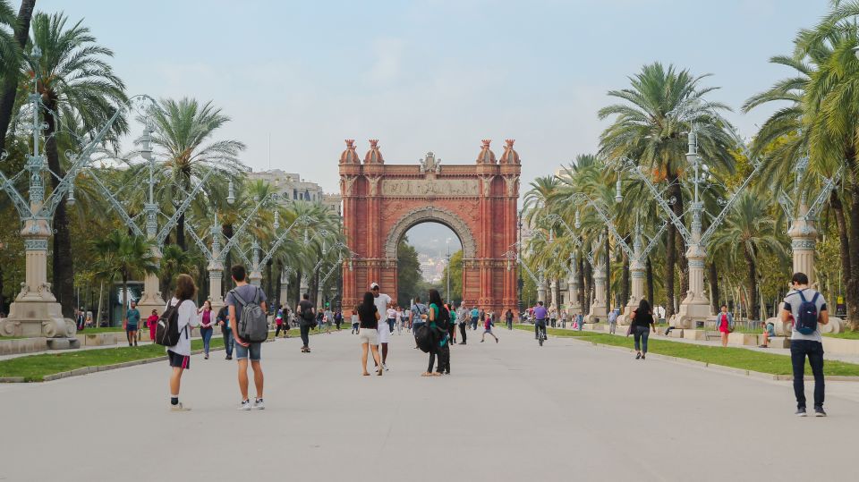 Barcelona: Guided Bike or E-Bike City Tour - From Eixample to the sea: the Mediterranean waterfront ride
