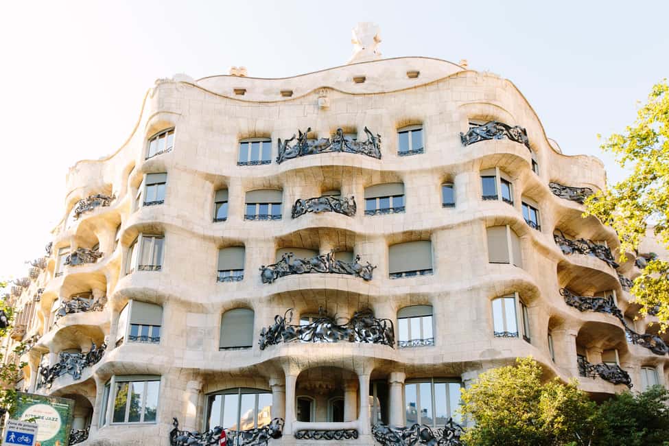 Barcelona: Guided Highlights Bike or eBike Tour (3 Hours) - Key highlights worth caring about