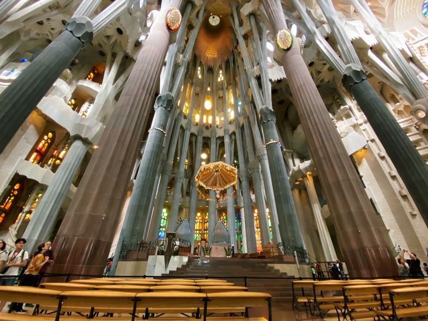 Barcelona: Guided Tour of Sagrada Familia - Morning Light Inside: Why the Stained Glass Timing Is a Big Deal