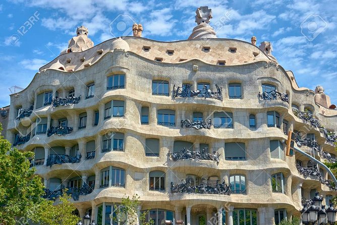 Barcelona Half-Day Sightseeing Private Tour - Stop 2: Sagrada Família in an hour, plus the ticket reality