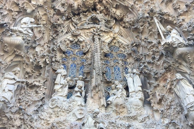 Barcelona: Highlights of Sagrada Familia Max 6 People Guided Tour - Skip-the-line entry: what you gain (and what you still can’t control)
