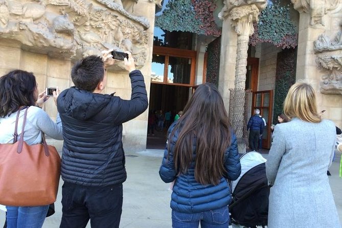 Barcelona: Highlights of Sagrada Familia Max 6 People Guided Tour - 2 hours on-site: a highlight reel that still feels complete