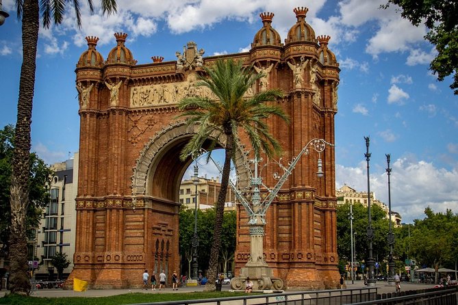 Barcelona Highlights Small Group Tour with Hotel Pick Up - Cathedral Area and Plaça Sant Felip Neri: Architecture on Multiple Time Scales