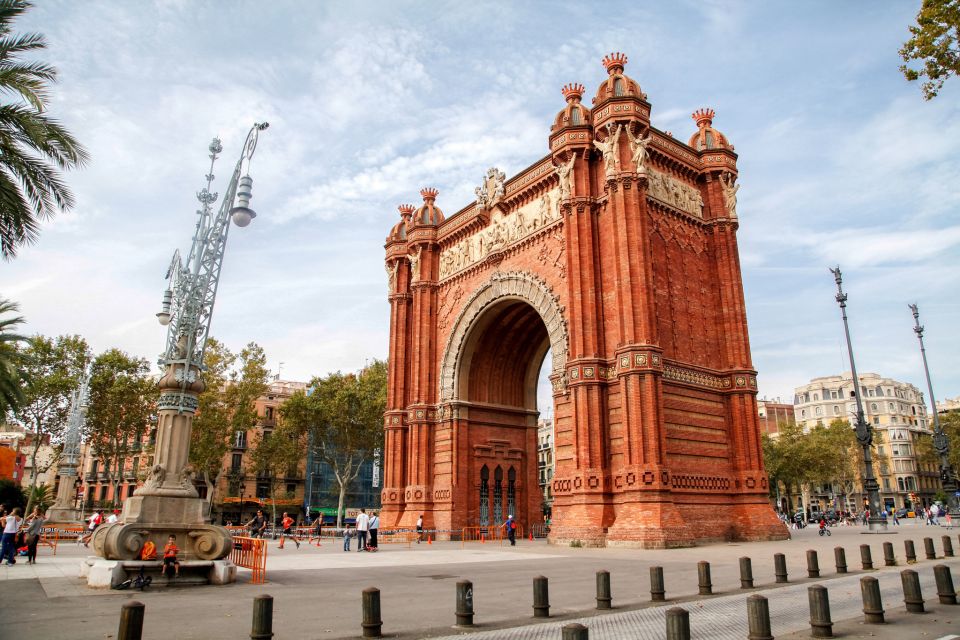 Barcelona Historical 3-Hour Bike Tour - Parc de la Ciutadella and Arc de Triomf: open space breaks in the middle