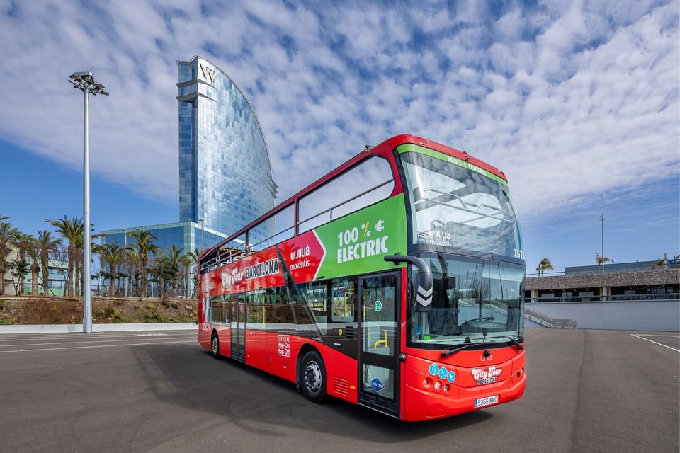 Barcelona: Hop-On Hop-Off Bus & Aquarium Tour - East Route (Green): Barceloneta, Sant Pau, Park Güell, and the City Core