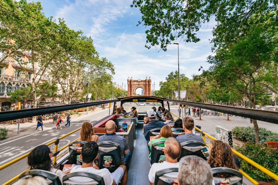 Barcelona: Hop-On Hop-Off Bus & Aquarium Tour - Barcelona Aquarium: Mediterranean Habitats and the Oceanarium Tunnel