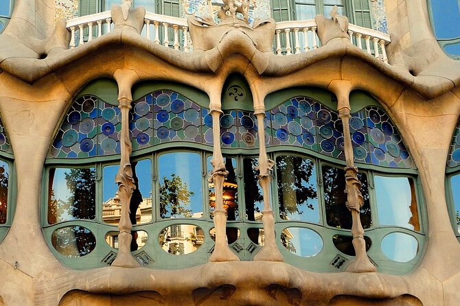 Barcelona in 1 Day: Sagrada Familia, Park Guell,Old Town & Pickup - Montjuïc Mountain viewpoints and the 1992 Olympic vibe