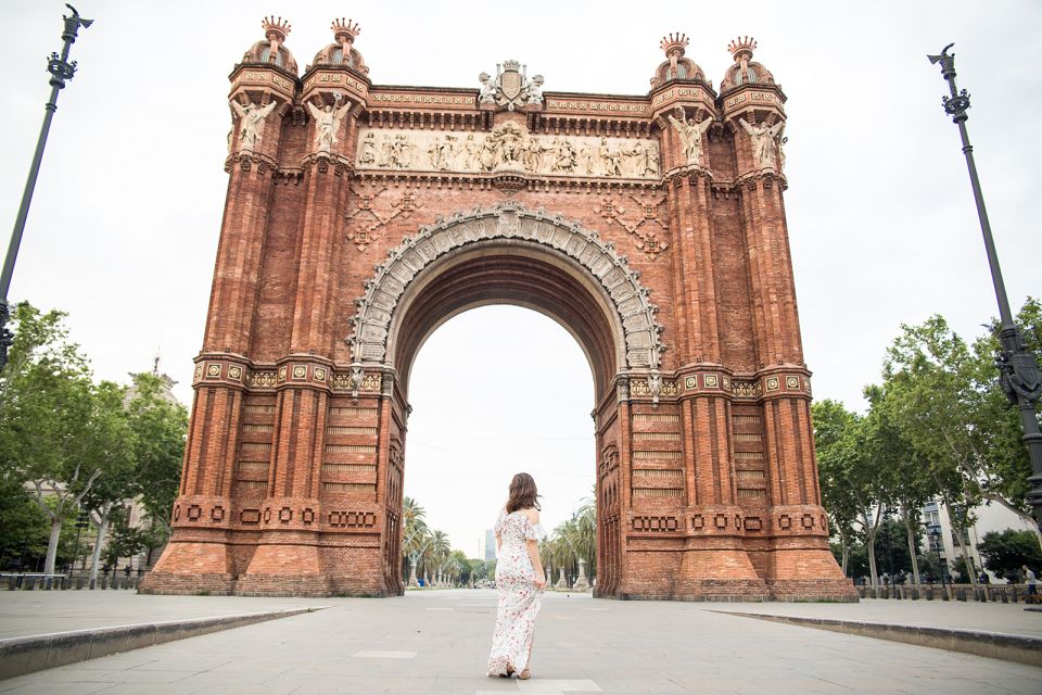 Barcelona: Instagram Tour of the Most Scenic Spots - The metro move to Sagrada Familia and how drop-offs work