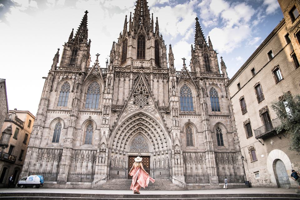 Barcelona: Instagram Tour of the Most Scenic Spots - What the guide actually adds beyond photography