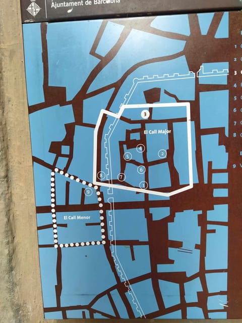 Barcelona: Jewish Tour by a Jewish guide - City Hall and Roman-temple references: learning to read layers