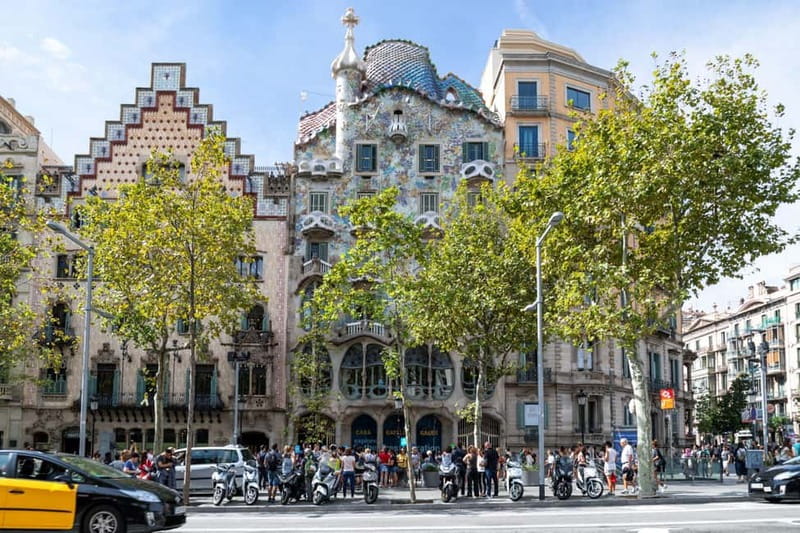 Barcelona: La Pedrera Private Tour with Casa Batlló Ticket - Coffee Near Casa Batlló: Catalan Culture and a Faster Way to Read the Facade
