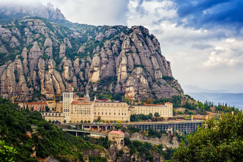 Barcelona: Montserrat & Sagrada Familia Guided Tour - Montserrat Monastery: getting there the scenic way