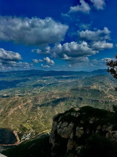 Barcelona: Montserrat Tour, Transfers & Basilica Entry - Meeting at Pg. de Colom and how the guide sets you up