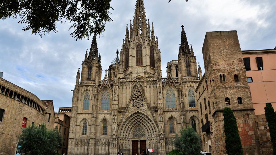 Barcelona: Old Town and Gothic Quarter Walking Tour - Starting at Plaça de Sant Jaume: Barcelona’s political center in plain terms
