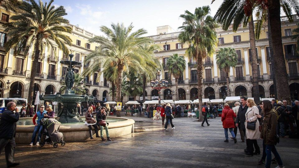 Barcelona: Old Town and Gothic Quarter Walking Tour - Roman Barcelona’s leftovers: walls, baths, and everyday life