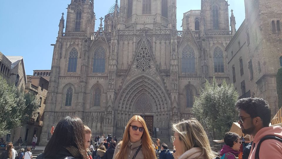Barcelona: Old Town and Gothic Quarter Walking Tour - Gothic Quarter essentials: Plaça del Rei and Palau Reial with real stories