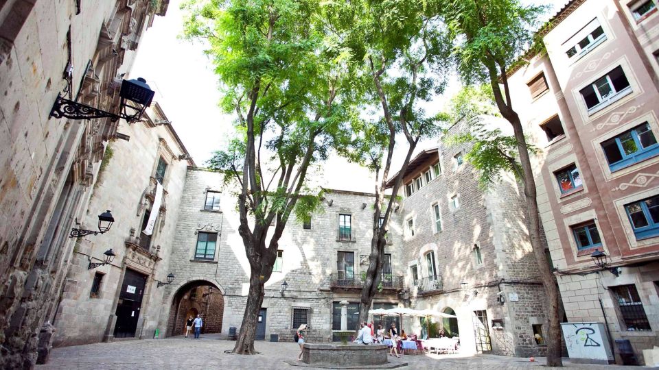 Barcelona: Old Town and Gothic Quarter Walking Tour - Barcelona Cathedral and Santa Maria del Mar: Catalan Gothic, explained so it clicks