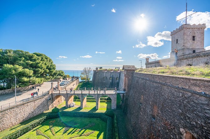 Barcelona: Old Town, Montjuic Castle, Cable Car Small Group Tour - Montjuïc Castle: Fortress Energy and Political Power Changes