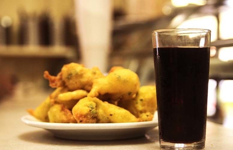 Barcelona: Old Town Tapas & Paella Food Tour with 8 Tastings - The Neighborhoods Matter: El Born and Barceloneta as a Flavor Map