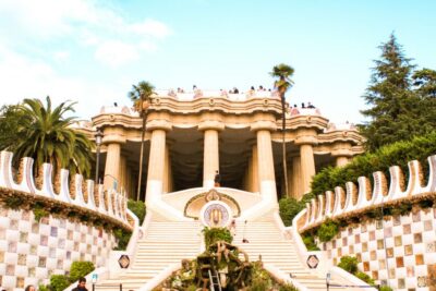 Barcelona: Park Güell & La Sagrada Familia Tickets and Tour - Meeting at the burgundy umbrella: how to avoid losing your group