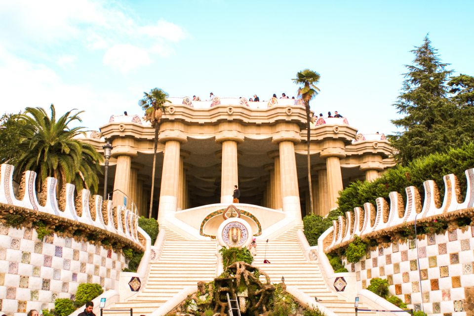 Barcelona: Park Güell & La Sagrada Familia Tickets and Tour - Meeting at the burgundy umbrella: how to avoid losing your group