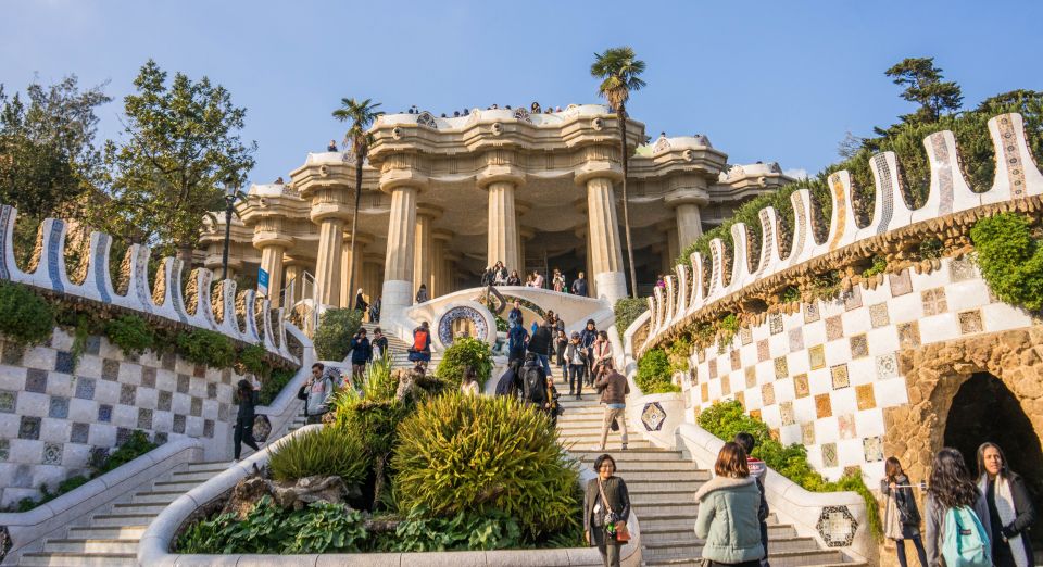 Barcelona: Park Güell & Sagrada Familia Guided Tour - Sagrada Familia first: how the meeting and guided timing shape the visit