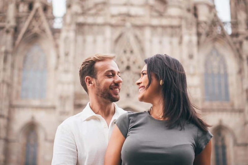 Barcelona: Photo Shoot Tour in El Gothico - Why an El Gòtic Photo Shoot Beats Another Selfie Moment