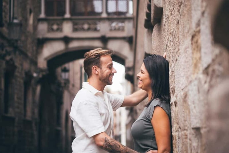 Barcelona: Photo Shoot Tour in El Gothico - Standard vs Premium: Choosing 30 Minutes for 20 Photos or 1 Hour for 50
