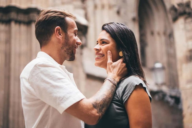 Barcelona: Photo Shoot Tour in El Gothico - Pro Direction That Helps You Look Natural
