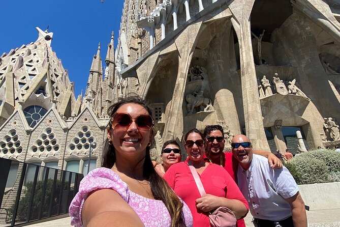 Barcelona Premium: Gothic, Montjuic, Sagrada Familia & Park Güell - Park Güell’s public area walk: iconic gardens, ticket handled