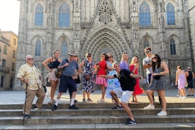 Barcelona Premium: Gothic, Montjuic, Sagrada Familia & Park Güell - Montjuïc by vehicle: Face of Barcelona, Columbus Monument, and Miramar views