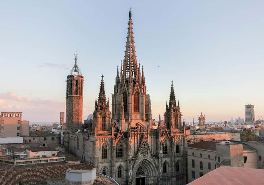 Barcelona: Private Cathedral Tour with Rooftop Access - Why this cathedral tour feels different from the usual