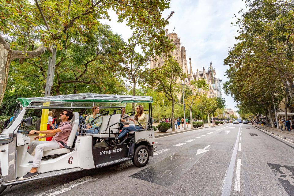 Barcelona: Private City Tour by Eco Tuk Tuk - Plaça de Catalunya and La Rambla: your orientation compass