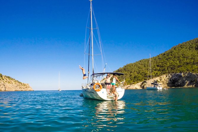 Barcelona Private Sailing Tour with Drinks for Family and Friends - When to go and what to bring for a smoother sail