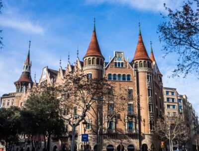 Barcelona: Private Walking Tour with a Local - Meeting your guide in the city center, then getting your bearings fast