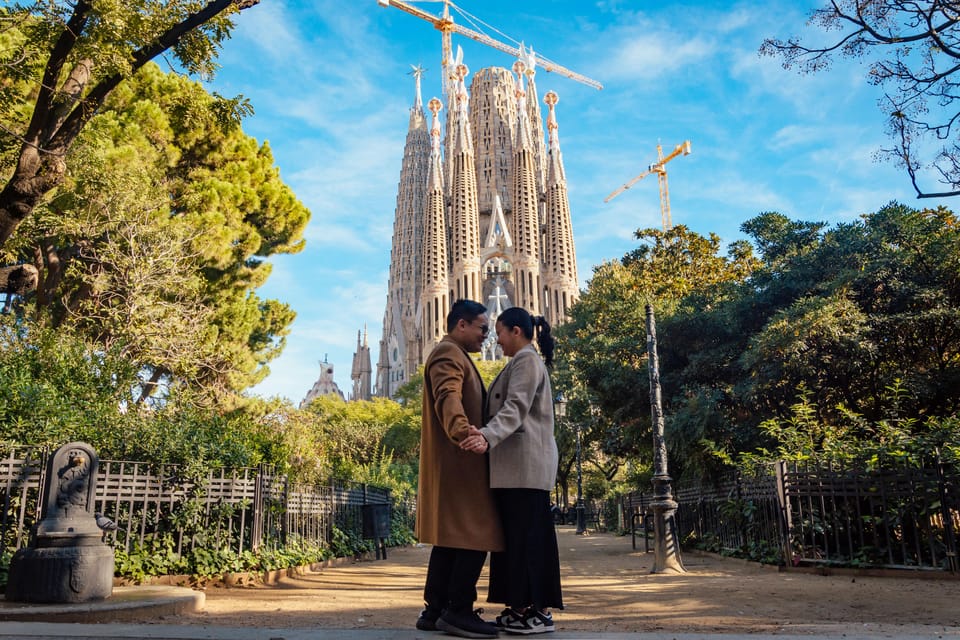 Barcelona: Professional Photoshoot Outside Sagrada Familia - Price and value: $65 per group up to 8 (private, edited, fast)