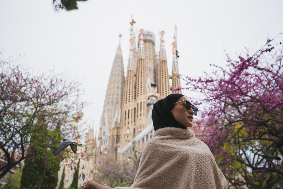 Barcelona: Professional Photoshoot Outside Sagrada Familia - FAQ