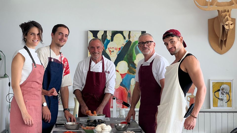 Barcelona: Rooftop Tapas and Sangria Class with a Chef - Meeting Chef Alfonso at a local apartment entrance