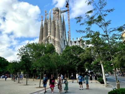 Barcelona: Sagrada Familia Entry Ticket and Guided Tour - Meeting point nerves: finding your group at Carrer de València