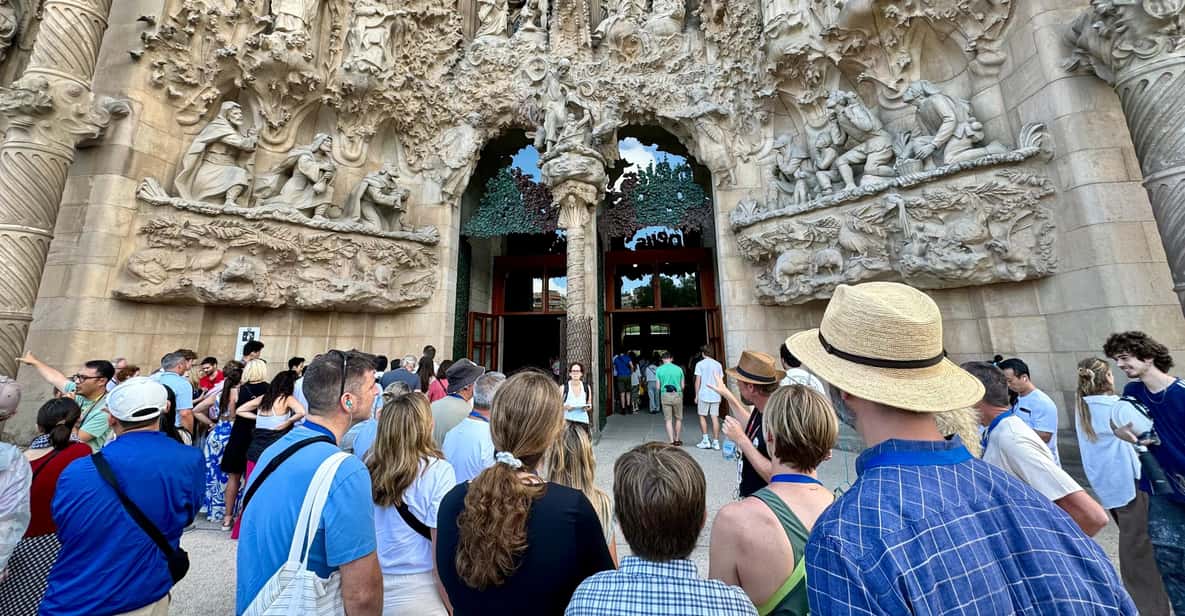 Barcelona: Sagrada Familia Entry Ticket and Guided Tour - Timing tips and what to wear for an easy visit