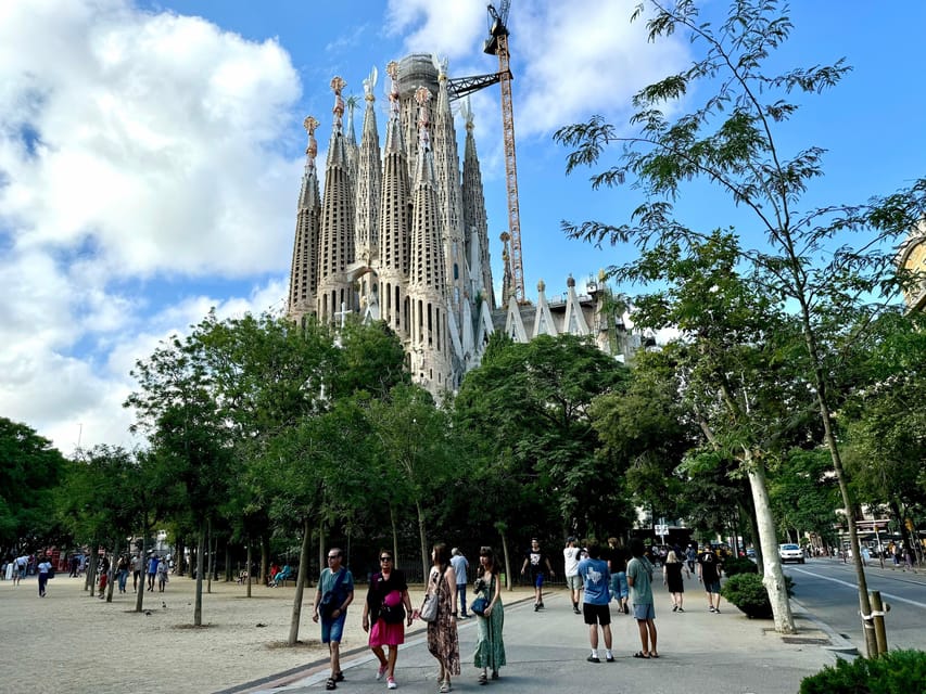 Barcelona: Sagrada Familia Entry Ticket and Guided Tour - Meeting point nerves: finding your group at Carrer de València