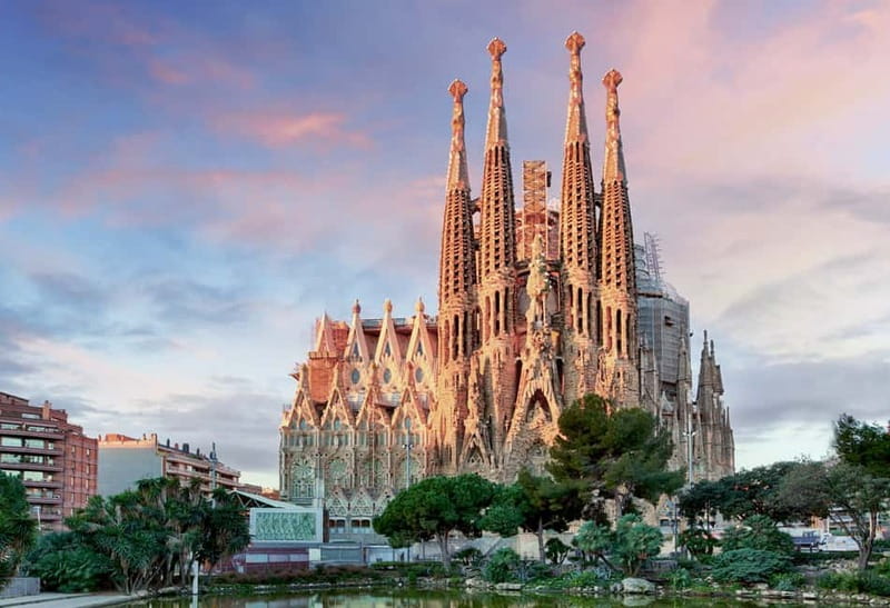 Barcelona: Sagrada Familia Evening Tour with Cava - The 2-hour pace: enough time for meaning, not enough time for tower ambitions