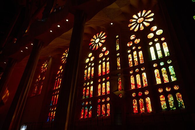 Barcelona: Sagrada Familia Guided English Tour Skip The Line - Photo Spots and Stopping Points: How to Get Better Pictures Without Fuss