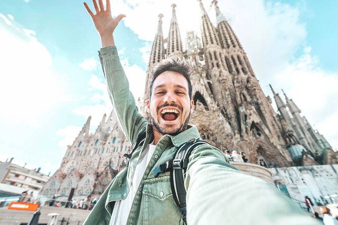 Barcelona: Sagrada Familia Guided Tour with Fast Track Access - Meeting point, timing, and how the group size affects your experience