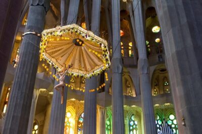Barcelona: Sagrada Familia Guided Tour with Fast Track Access - Inside the Basilica de la Sagrada Familia: columns, carved doors, and a 1-hour sprint