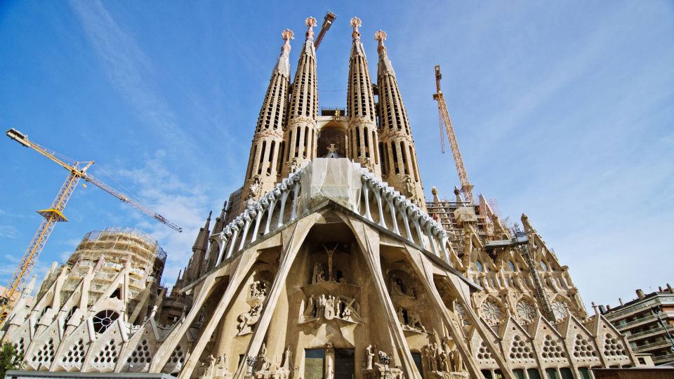 Barcelona & Sagrada Familia Half-Day Tour with Hotel Pickup - Hotel Pickup and a Tiny Group: How the 5 Hours Actually Work