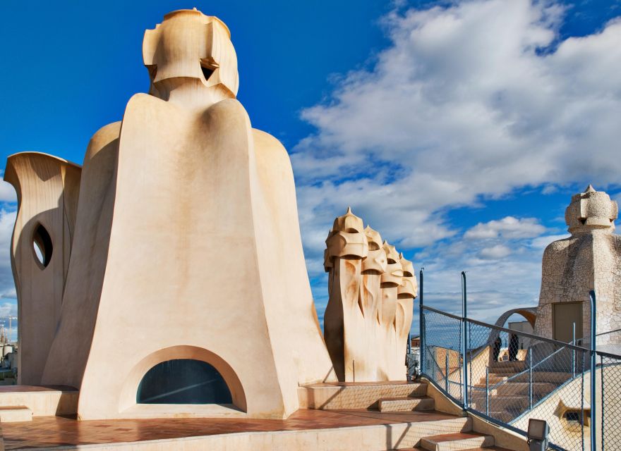 Barcelona: Sagrada Familia, Modernism, and Old Town Tour - Casa de l’Ardiaca, Archives, and the “Roman-to-Gothic” Thread