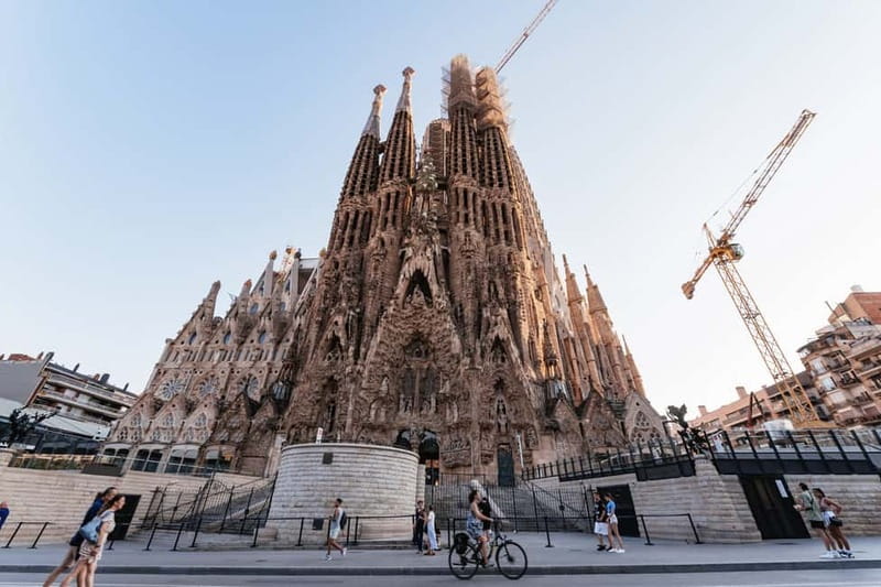 Barcelona: Sagrada Familia or City Tour by Bike or eBike - Parc de la Ciutadella to the sea: green breaks and coastal energy